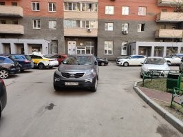 Не поверите,но этот ублюдок так припарковался .