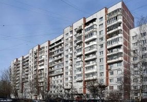 На картинке хрущевки. Улица кораблестроителей в Питере застроена более высокими домами