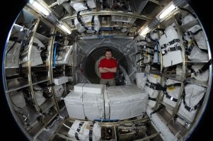 Правильно, я про это и написал - на камеру. Нет камеры - нет висящих предметов.
Просто оставлю пару картинок. Прикреплено все! Даже солнечные очки! Даже бумажки!