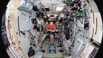 Правильно, я про это и написал - на камеру. Нет камеры - нет висящих предметов.
Просто оставлю пару картинок. Прикреплено все! Даже солнечные очки! Даже бумажки!