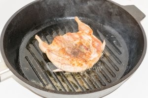 Что делать, если птенец выпал из гнезда?