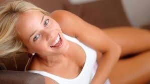 у неё фамилия Сандрич, в девичестве МишУра, а фотография а представленная автором фото из 2012 года