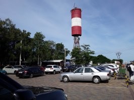 Я не знаю откуда берёт данные этот автор, но уже в двух его постах нахожу кучу несоответствий. Так что не могу не прокомментировать.
 Если упоминать достопримечательности по порядку, а не как у автора поста, то первый идёт Королевский бор. Лес красивый. Ходить приятно, сапоги не нужны. На косе вообще в лесах сухо. Расположен в основании косы, собственно начинается от самого кпп въезда.
 Посёлок Лесной. Милый, тихий пока нет сезона. Самое узкое место. Есть старый (но не старинный) маяк, который сейчас используют просто как вышку. (фото прилагаю) Хороший пляж с набережной. Гостиницы и частные дома. Развлекухи кроме моря нет. Клуб по типу сельского. Но кроме дня рыбака там собственно отдыхающим мало что интересного.
 Визит-центр, или как его раньше называли и называют местные, "музей" расположен ни в каком не в Лесном посёлке!!!!! Такого посёлка вообще нет! Есть посёлок Лесной. Он находится на 11 км косы. А музей на 14! Там вообще нет никакого посёлка! Весь этот участок раньше был обкомовской дачей. Теперь там музейный комплекс. Я как раз была там в юности когда его только подготавливали к собственно созданию музея. Место просто великолепное. На территории находятся экспозиции музея суеверий, Древняя Самбия и другие интересные объекты. Даже просто погулять по территории одно удовольствие. Если повезёт с погодой там организуют покатушки на катере по заливу.
  Орнитологическая станция «Фрингилла». Собственно станция расположена в посёлке Рыбачий (35 км косы). Там она и была при немцах. Это тоже достопримечательность. но она не указана в посте.  И фото совсем не станции. Это ловушки сети для отлова перелётных птиц и вот они стоят очень далеко от посёлка Рыбачий. Это 23 км косы! Остановка называется от прозвания местными "Птичник". Там ловят и кольцуют перелётных птиц и собственно именно туда водят туристов.  (фото прилагаю)
 Высота Мюллера и озеро Чайка примерно на одном расстоянии. Это 32 км. К высоте ведёт тропа. Под конец довольно круто поднимается. Озеро видно прямо от дороги. Почти сразу за ним ответвление в посёлок Рыбачий. Лично я считаю его крайне унылым. Видно запустение. К заливу не попасть. Раньше был преуспевающий рыбацкий колхоз, теперь... очень серое, печальное зрелище.  Есть дом отдыха возле посёлка, комплекс возле озера и пара гостиниц в посёлке. Домики разрушены или в крайне вялом виде. Буквально парочка старых ухожена и поддерживается хозяевами. А вот советские дома невзрачные с виду, вполне бодры. Жители стараются хоть обилием цветов их украшать. Популярный рыбный ресторанчик. Зато церковь отреставрировали. Ну здание конечно красивое. Однако оно как избушка Бабы Яги к лесу передом. Явно фасад был не со стороны теперешней улицы и смотрится это очень нелепо. На скрине указала стрелкой церковь. Сами видите. Повторюсь, выхода к красивому заливу для погулять нет. На фото видно что это очень красивое место, но вот так...
 Далее Танцующий лес. Очень интересное и необычное место, особенно для тех, кто не видел такие деревья. В первый раз впечатляет. Но ретивые туристы постоянно лезут на петли и тискают, деревья. В итоге кора у особо интересных ободрана в ноль. Вокруг всё вытоптано, хотя есть предупреждающие таблички. Доходило до того, что лес этот к посещению закрывали! 
 Далее высота Эфа. Это впечатляюще. Но сразу предупреждаю. что идти надо довольно долго пешком и в горку. 64 метра высота дюны над уровнем моря. Так что просто прогулочкой это не станет. Две обзорные площадки и не все доходят до второй высшей. Зато там открывается чудный вид. И кстати у подножия дюны снимали некоторые сцены для фильма "Белое солнце пустыни". С этой точки прекрасно виден посёлок Морское. Кстати там тоже есть озёра по типу упомянутого озера Лебедь. И они меняют своё расположение. В детстве видела три озера, сейчас только два. Ну а озеро Лебедь немного дальше посёлка.
 Вот собственно и все точки интереса туристов. И конечно просто леса косы. Они очень разнообразны по виду. составу и даже ощущениям. Не упомянут вовсе в статье животный мир. А он изобилен! Запросто встретишь лис просто на обочине. Кабаны гуляют. В Лесном семьи кабанов выводят детвору купаться в море. Есть много косуль, и редко лоси. Раньше было гораздо больше их.  Лебеди на всех озёрах и заливе. В начале лета с детками. Милота.
 Однако есть и беда косы. Что это? Логично-люди. Их мусор, лазенье по дюнам, вытаптывание всего и разрушение собственно дюн. И конечно машины.Нет, не так. МАШИНЫ!!!!! они повсюду, на стоянках забитых, на обочинах, на лесных тропках. Где могут воткнуться. Это бедствие. Видео прикладываю как раз в районе "Птичника". И это ещё относительно неплохо.