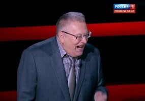 Ах ха,едрысню заморскую кинули.Это ШЕДЕВРРР!!!!
Ставай возле умалишенного,в унисон повоете.