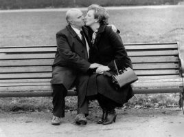 Фото фейковые, с загримированными артистами.
Но кто-то верит что настоящие.