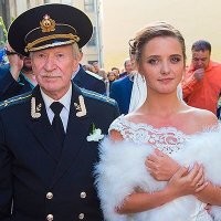 Так ведь этот долбоящер в прошлом году на какой-то малолетке женился. Это ведь он? Не?