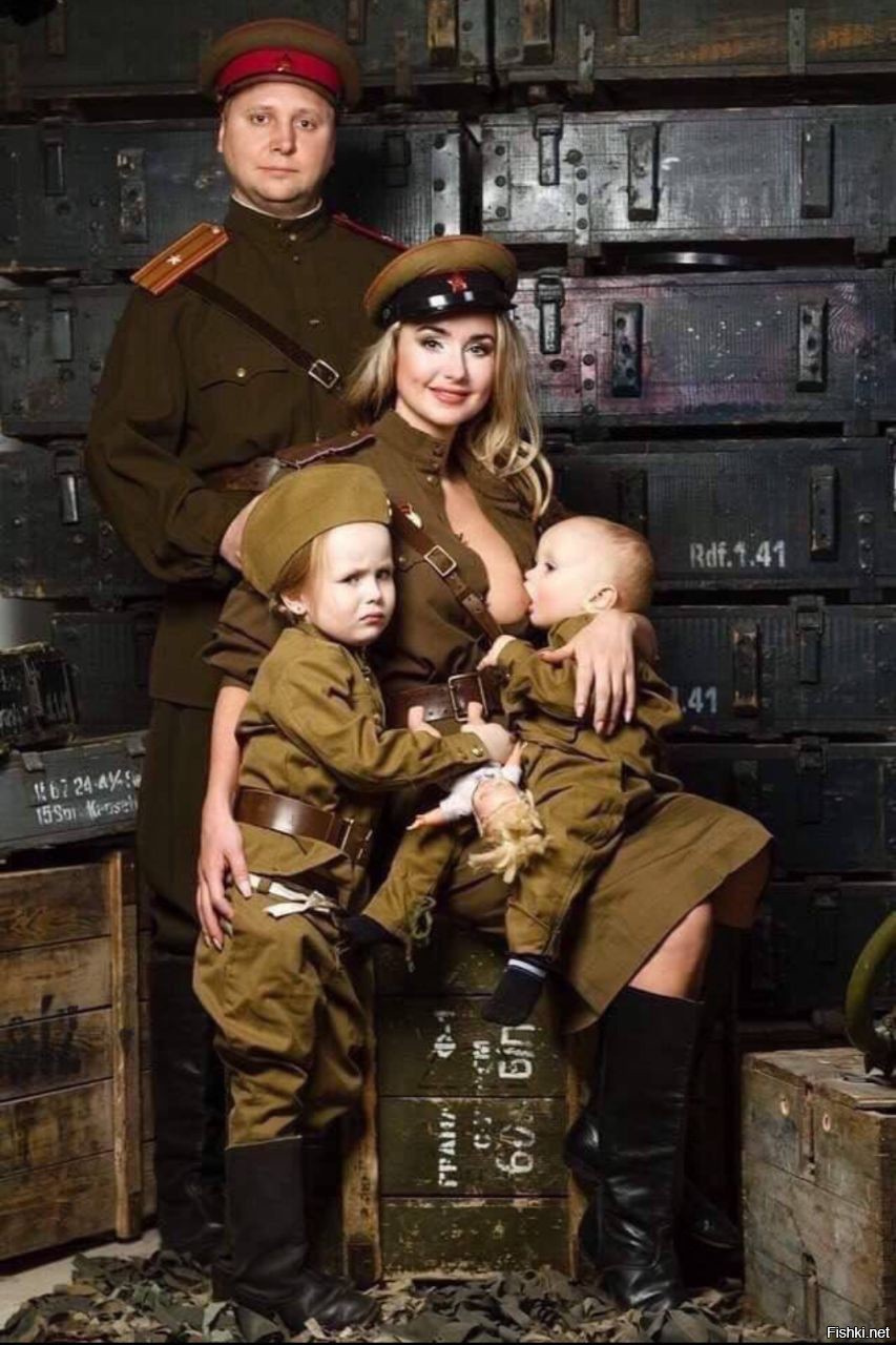 Семья в военной форме
