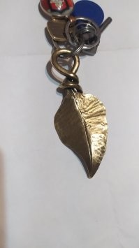 вот, знакомый кузнец сделал пару лет назад., из латуни. С тех пор таскаю в кармане, ключи целы, карманы тоже. от долгого ношения красиво отполировалось, вживую замечательно смотрится