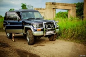 Это не машина ! Это,бл@ть танко-трактор ! У мну такой был 95-го года, двиг - KZ, 3 литра. Закончился их выпуск в 96-м. Сейчас с 2016-го японцы на этой-же базе рамы и кузова поставили другой двигатель. Ещё раз - это танчИк с отличным железом. Вкупе с бронированием ему пох... всякий ширпотреб типа "RANGER". На первой фотке такой, каким я обладал до 2004 года, только руль у мну правильный !