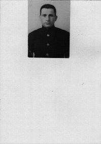 Мой дедушка.
Помню, как он радовался, когда я рассекал по квартире на подаренном им велике "Малыш".
А бабушка была блокадницей и до сих пор помню, как она сгребала со стола крошки в рот, даже спустя несколько десятилетий после войны.
Даже сейчас внутренне извиняюсь, выкидывая пришедший в непригодность хлеб