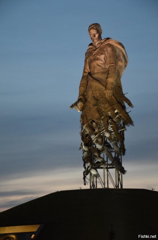 Народу было мгого, очень много.