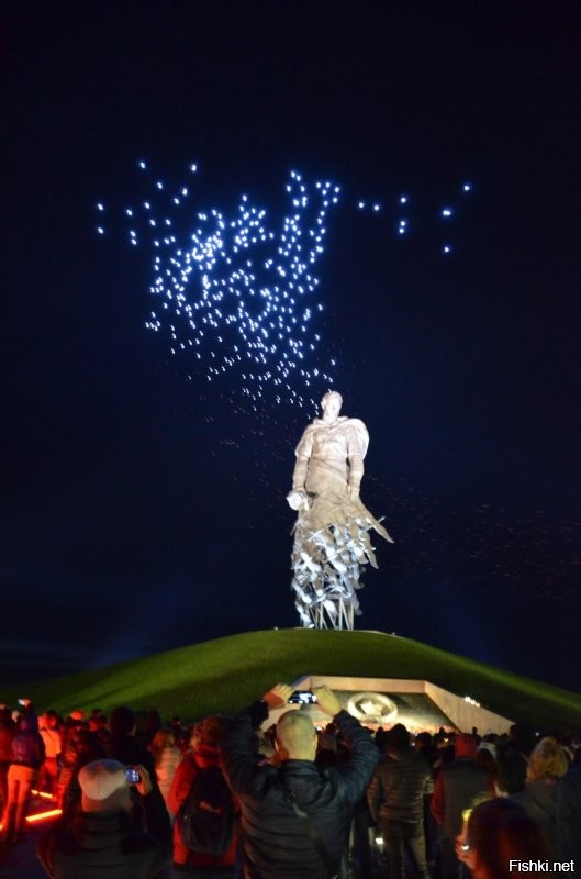 Народу было мгого, очень много.