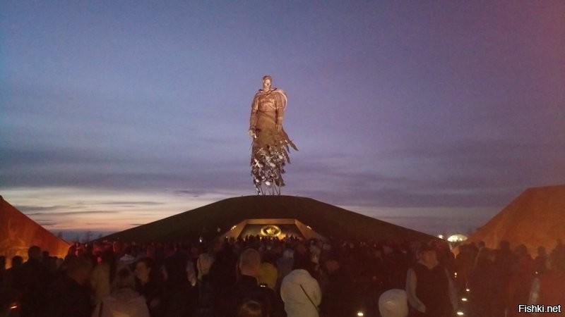 Народу было мгого, очень много.