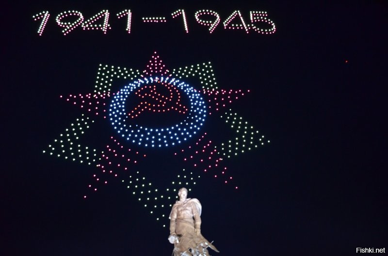 Народу было мгого, очень много.