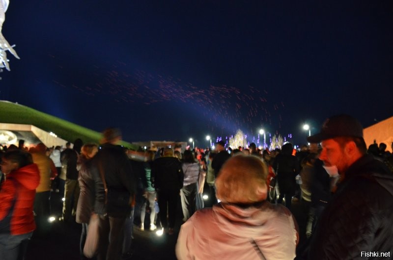 Народу было мгого, очень много.