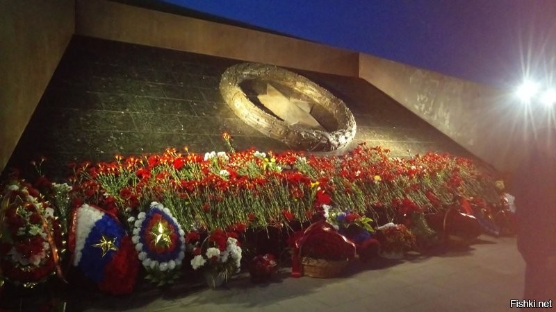 Народу было мгого, очень много.