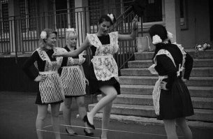 Фотки тёплые, однозначно плюс. Но есть одна поправка. Фото школьниц не из СССР, а уже наверное Российские выпускницы. Ну не было раньше кружевных фартуков, да и у двух(в центре) платья не школьные. А вот фото школьниц(четырьмя фотографиями ниже) это фото из Союза - без сомнений.