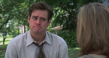 Я б этого психолога обвёл бы вокруг пальца, и он бы мне ещё потом пин-код от своей кредитки прислал :)  Лгут все, не потому что плохие люди, а потому что за частую того требуют обстоятельства, такие как супружеская жизнь, бизнес, политические переговоры. Говорить правду зачастую опасно, а иногда надо сказать неправду нескольким людям, с разными казалось бы незначительными отличиями, чтоб через других людей, узнать, кто и с кем поделился твоей историей, так можно выявить предателя, шпиона или просто человека который не умеет держать язык за зубами. Фактически порой, лож  это тактическое требование. И опять таки, люди не склонны выворачивать свою подноготную всем на изнанку, многие говорят не всю правду, умалчивая негативные моменты и обостряя свои позитивные стороны. Мало кто будет рассказывать что ему, допустим, жена рога ставит, такой человек чаще скажет что у него всё нормально или даже  хорошо.
Выявить лжеца, который более менее умеет это делать - крайней сложно, человек идущий на спланированный обмен, готовит свою историю, тесно переплетая её с фактами которые могут подтвердить другие или не подвергающиеся сомнению, помнит что и кому говорил по данному поводу, чтоб не было отличий в его рассказах. Врать тоже надо уметь, и по своему опыту скажу, что распознать такого человека крайне сложно.
Повторюсь, это не потому что это вор, мошенник или плохой человек, просто правда не всегда уместна, или человек не  хочет вам что-то рассказывать, или таковы правила игры которая идёт сейчас.
Был бы сущий ад на земле, если б все друг другу говорили правду :) Ложь это адаптивный механизм, позволяющий людям сосуществовать в социуме. Вы ж не говорите любимой маме, что она жутко пострела и плохо выглядит, хотя старость настигает нас всех, нет, вы любите человека и делаете ему комплименты, ибо правда правдой, но зачем вам расстраивать ближнего своего критическим замечанием или плохим новостями (которые возможно сейчас хоть и неприятности, но вы всё уладите.. надо соврать близким и разрулить ситуацию, чтоб они понапрасну не переживали и радовались каждому дню).
У знакомой отец умер за день до свадьбы, вся семья была в сговоре, целую спец операцию разработали, что объяснить отсутствие папы на таком значимом дне ребёнка, чтоб человек  этот день запомнил не омрачённым, а радовался.. потом конечно сказали через 2 дня, но таковы реалии нашего бытия.