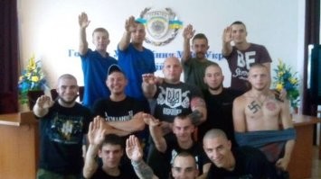 "Да у нас в Украине тоже таких клоунов вагон и тележка. Но незнаю. У нас бы строго осудили сами люди за такие карнавалы". 
-----
И ты это пишешь, когда буквально недавно в самом центре Киева прошёл Марш вышиванок в честь СС-дивизии Галиция?.. 
ЭТИХ "клоунов" хоть кто-то на Украине осудил???