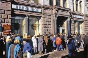Почему то ни слова о главном достижение этого "легендарного" дуболома - организации антиалкогольной компании :

"Антиалкогольная кампания   инициатива секретаря ЦК Егора Лигачева. Он убедил Горбачева в том, что искоренение пьянства хорошо укладывается в концепцию перестройки. Ведь только трезвый советский гражданин способен на реформы.

Седьмого мая 1985 года вышло постановление "О мерах по преодолению пьянства и алкоголизма, искоренению самогоноварения". В стране официально стартовала антиалкогольная кампания.

Одним из первых пострадал Крым. По виноградникам, культивируемым десятилетиями, поехали бульдозеры. Уничтожение лозы почему-то приравнивалось к ликвидации пьянства, В Молдавии из 210 тысяч гектаров виноградников уничтожили 80. Некоторые сорта потеряны уже навсегда. В Грузии тоже массово уничтожались виноградники. По всей стране закрывались сотни предприятий, люди оставались без работы.

 За спиртным стояли огромные очереди. Продавалась одна бутылка в руки. Водка с четырех рублей подорожала до девяти. Без огромной очереди невозможно было купить даже бутылку пива. 

Из магазинов исчез сахар (с его помощью гнали самогон), одеколон, моющие средства, ацетон и клей БФ. Расцвел подпольный рынок алкоголя. Люди травились паленой водкой, появились токсикоманы.

Итоги кампании оказались неоднозначными, а потери бюджета   слишком большими. Доходы розничного товарооборота на четверть зависели от продажи алкоголя, и за два года советская казна лишилась этих средств. Властям пришлось печатать деньги, но и это не спасло.

В конце 1980-х кампанию тихо свернули..."