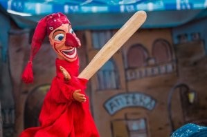 Почему нельзя? Потому что застрянет там!