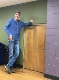 Блин, у него кросовок длиннее шлакоблока....