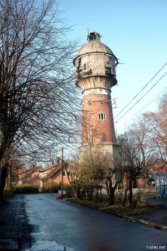 Относительно Оставленной церковной колокольни и нелепой коробки за ней. У нас таки тоже есть похожая история. Есть в нашем городе прекрасная башня. 1905 года постройки. Она была водонапорной в маленьком городке. Фото первое. В советские времена конечно устарела и пришла постепенно в плачевное состояние, хотя по прежнему притягивала взгляд своей обветшалой элегантностью. Так продолжалось до 2006 года. Фото два. А потом её восстановили. Это было великолепно! Даже с заменой некоторых конструкций она не стала хуже выглядеть, даже наоборот! Фото три и четыре. Но прошло пару лет и за ней выросло кошмарное нечто, которое назвали отелем. Выяснилось, что реконструировал частник, в обмен на кусочек землицы в центре города. Ну кого этим удивишь? дело то хорошее сделано. Но как, КАК им пришло в голову соорудить на фоне этой стройной красавицы такое уродливое страшенное убожество?!  В окружении старинных домиков с особенной изюминкой и в самом сердце уютного городка поставить коричневую коробень... нет слов как это выглядит. Словно бородавка на лице прекрасной девушки. На фото видно, но в живую ещё больше подавляет. Фотографиям это не передать. Туристы стараются фотографировать башню так, чтобы это коричневое уродище не попадало в кадр. Но я прикладываю фасад этого уродца и панорамный вид всего участка.
