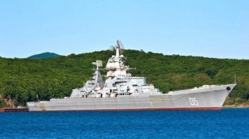 Несколько лет назад шли на пароме из поселка "Дунай" на о. Путятина, видел крейсер «Адмирал Лазарев», здоровая такая махина, фото не мое