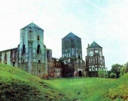 Мирский замок. Оборонительное укрепление и резиденция в городском посёлке (пгт) Мир Кореличского района Гродненской области Беларуси. Памятник архитектуры, внесён в список Всемирного наследия ЮНЕСКО (с 2000 года).
Построен в начале XVI века магнатом Ю. И. Ильиничем
Отреставрирован в наше время