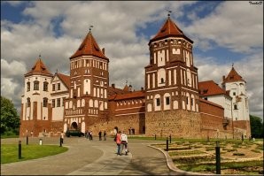 Мирский замок. Оборонительное укрепление и резиденция в городском посёлке (пгт) Мир Кореличского района Гродненской области Беларуси. Памятник архитектуры, внесён в список Всемирного наследия ЮНЕСКО (с 2000 года).
Построен в начале XVI века магнатом Ю. И. Ильиничем
Отреставрирован в наше время