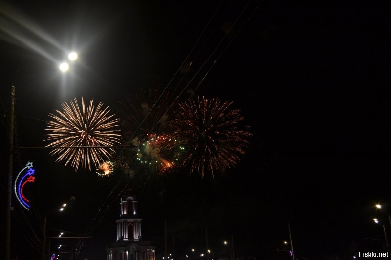 Курск, 9 мая 2021, проспект Победы. Народа было довольно таки прилично. Ночь, 22.00. Но пришли. Никто не звал и не гнал силком. Ну нам то только из дому выйти, мы на этом проспекте живём, но люди приходили не только с проспекта.