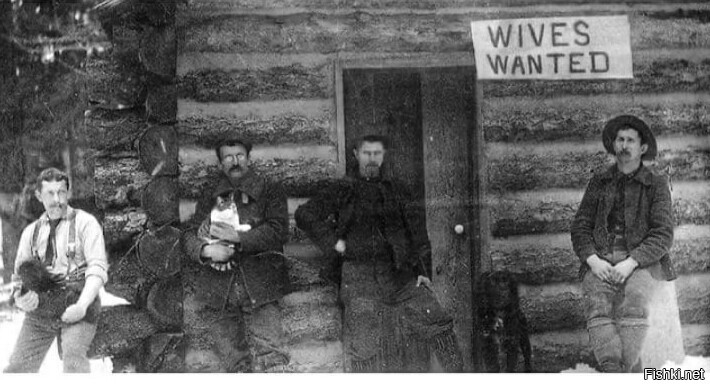 Это 1901 год, ранние поселенцы в этом районе (штат Монтана). Неоткуда там проходящим женщинам было бы взяться.  Мужики сфотографировались для газеты. "Выписать жену по почте" было частым делом для первых поселенцев.
