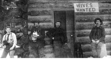 Это 1901 год, ранние поселенцы в этом районе (штат Монтана). Неоткуда там проходящим женщинам было бы взяться.  Мужики сфотографировались для газеты. "Выписать жену по почте" было частым делом для первых поселенцев.