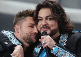 С ума сошел, чтоли? нет, конечно, не спит он с мужиками!
Только с Лазаревым