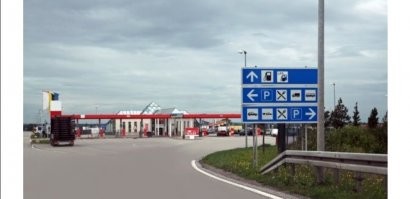 Вы реально не отличает, чем парковка отличается от проезжей части?
На краном остановка без причины запрещена, на зелёном разрешена.