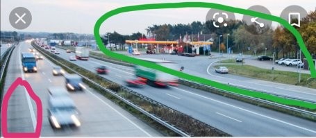 Вы реально не отличает, чем парковка отличается от проезжей части?
На краном остановка без причины запрещена, на зелёном разрешена.