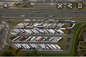 Вы реально не отличает, чем парковка отличается от проезжей части?
На краном остановка без причины запрещена, на зелёном разрешена.