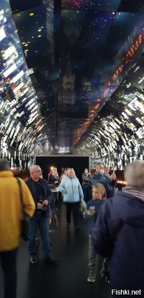Увидел эту фотографию - и резануло по сердцу воспоминанием: в 15-м году был с женой в отпуске в ОСВОБОЖДЁННОМ Севастополе, пошёл на экскурсию на 35-ю батарею. Больно было всю дорогу, давили своды и понимание той трагедии, что развернулась на этом месте в Войну. А по завершении - Пантеон Памяти последним защитникам Севастополя... Там вот так же на потолке проецировались фотографии тех, кто так и остался тогда молодым... Плакали все.
А немногим ранее на Стене Памяти среди прочих я нашёл своего полного тёзку....