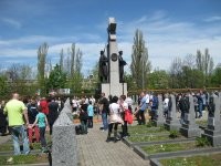 Прага, Олшанское военное кладбище, 09.05.2021




Письмо из Праги. Автор попросил не указывать его имя из-за "либеральной демокрации"
Орфография сохранена.



Дорогие друзья ПОЛИТИКУСы!
Прага - это далеко не только "борцы" с памятниками, эсть и много нормальные, честые люди - "Молчащие". "Демократия", знаете….
Сегодня был со семьи на возложение цветов к могилам героев-освободителей Праги на Ольшанском Кладбище в Праге. Вот такие дела. Держитесь, БРАТУШКИ, потому что Наше дело правое, враг будет разбит, победа будет ОПЯТЬ за нами! 
=============================
не все еще потеряно