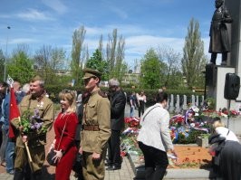 Прага, Олшанское военное кладбище, 09.05.2021




Письмо из Праги. Автор попросил не указывать его имя из-за "либеральной демокрации"
Орфография сохранена.



Дорогие друзья ПОЛИТИКУСы!
Прага - это далеко не только "борцы" с памятниками, эсть и много нормальные, честые люди - "Молчащие". "Демократия", знаете….
Сегодня был со семьи на возложение цветов к могилам героев-освободителей Праги на Ольшанском Кладбище в Праге. Вот такие дела. Держитесь, БРАТУШКИ, потому что Наше дело правое, враг будет разбит, победа будет ОПЯТЬ за нами! 
=============================
не все еще потеряно