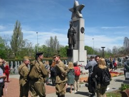 Прага, Олшанское военное кладбище, 09.05.2021




Письмо из Праги. Автор попросил не указывать его имя из-за "либеральной демокрации"
Орфография сохранена.



Дорогие друзья ПОЛИТИКУСы!
Прага - это далеко не только "борцы" с памятниками, эсть и много нормальные, честые люди - "Молчащие". "Демократия", знаете….
Сегодня был со семьи на возложение цветов к могилам героев-освободителей Праги на Ольшанском Кладбище в Праге. Вот такие дела. Держитесь, БРАТУШКИ, потому что Наше дело правое, враг будет разбит, победа будет ОПЯТЬ за нами! 
=============================
не все еще потеряно