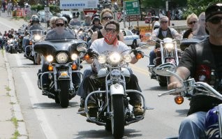 Сурового вида байкеры, я уже не помню, но типа на Харлее, лет за 40 оба. Я ехал +10 миль/час (за такое не штрафуют, всегда так езжу), т.е 65 mph (105 км/ч) - просто знаю разрешенную скорость на той дороге. Хотя некоторые и в шлемах бывают.
Именно так они живут в NH.