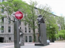 Французский вариант знака STOP в Квебеке.