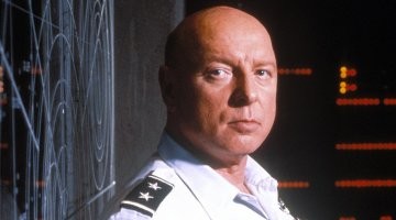 Дон Синклер Дэвис в роли генерала Хаммонда в Звёздных вратах ЗВ1
Умер в 2008 году.