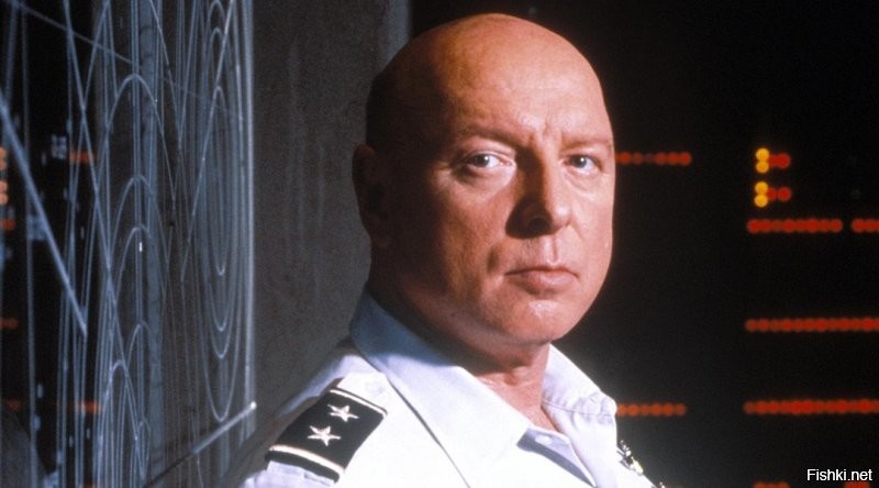 Дон Синклер Дэвис в роли генерала Хаммонда в Звёздных вратах ЗВ1
Умер в 2008 году.