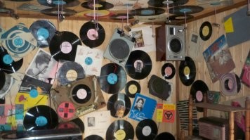 Есть у меня такая Яуза, как на прилавке, только в разобранном виде, иначе на стену не повесить было -