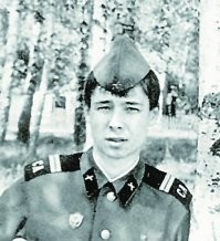 Зверев хоть и выпендривается под гея, а в ПВО служил, а вот Ефремов весь мужик из себя ага.. только форму не носил