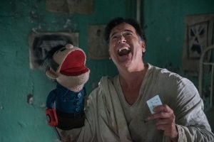 Распухшая рука: девушка разыграла свою маму и показала её реакцию