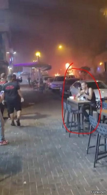Ракетный обстрел в Тель Авиве. Вокруг паника, люди бегут. Сидит посреди всего этого чувак и пьет кофе.
