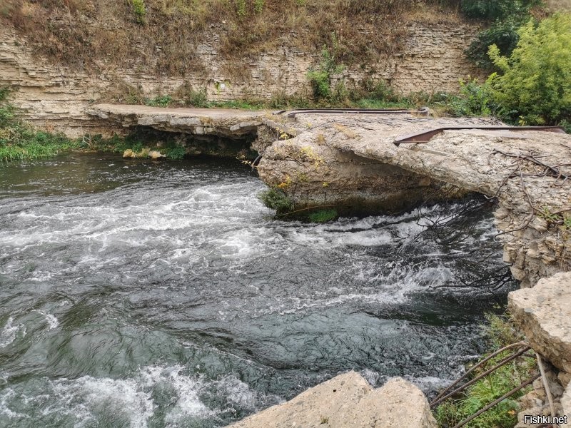 В Липецкой области в с. Троекурово есть заброшенная ГЭС. Построена, да и сейчас стоит, на берегу реки Красивая Меча, которая в свое время стала для нее идеальным местом для строительства.

Гидроэлектростанция была построена достаточно быстро - всего за год, в строительстве принимали участие местные жители. Торжественное открытие состоялось 22 июля 1953 года.

В качестве основного гидротехнического оборудования было использовано 4 горизонтальных гидроагрегата. Гидроагрегатный блок имел привод от водяной турбины мощностью 150 лошадиных сил. Мощность вырабатываемой электроэнергии составляла 375 киловатт тока.

Плотину обслуживали всего три человека, имелись ледорезные сооружения, промывной и обводной каналы с водосбрасывающими затворами. Троекуровская ГЭС стала основным поставщиком энергии для города и области.

Троекуровская станция функционировала 20 лет и все хозяйство, плотины, шлюзы содержалась в полном порядке. Однако вскоре электричество подвели по высоковольтным магистральным сетям и в 1974 году гидроэлектростанция перестала функционировать, ее "законсервировали". Через некоторое время на электростанции произвели демонтаж оборудования. Здание и конструкции стали разрушаться, а время и природа только помогали в этом.